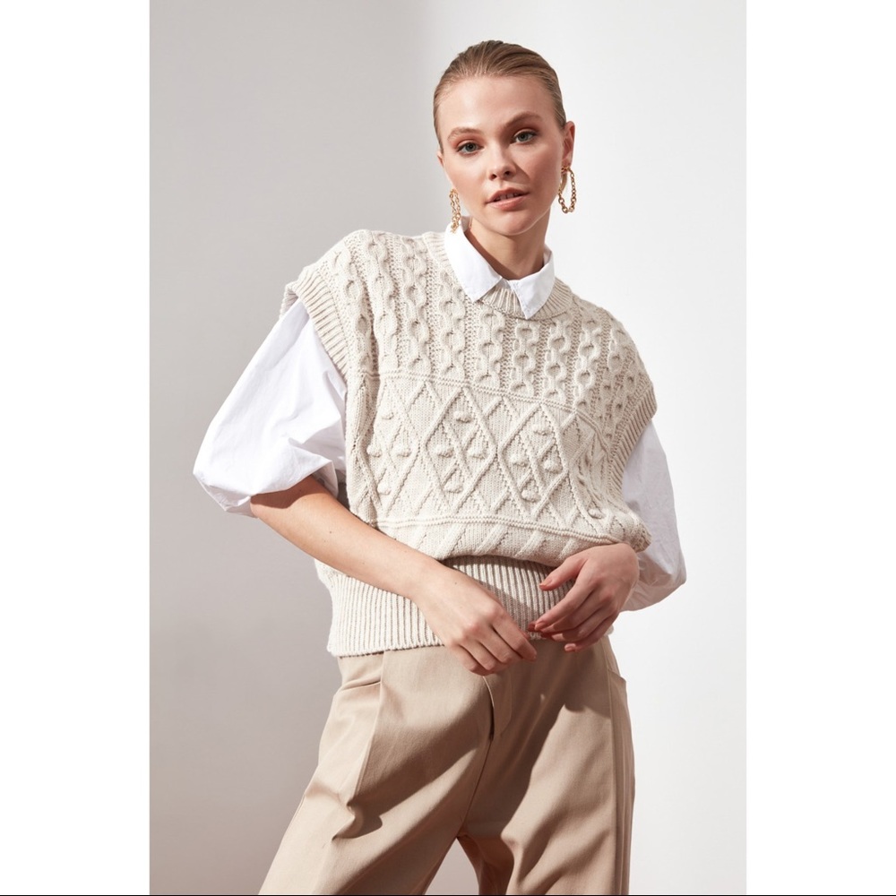 NWT Beige V Neck Woman Knitwear Sweater Medium - Picture 3 of 11